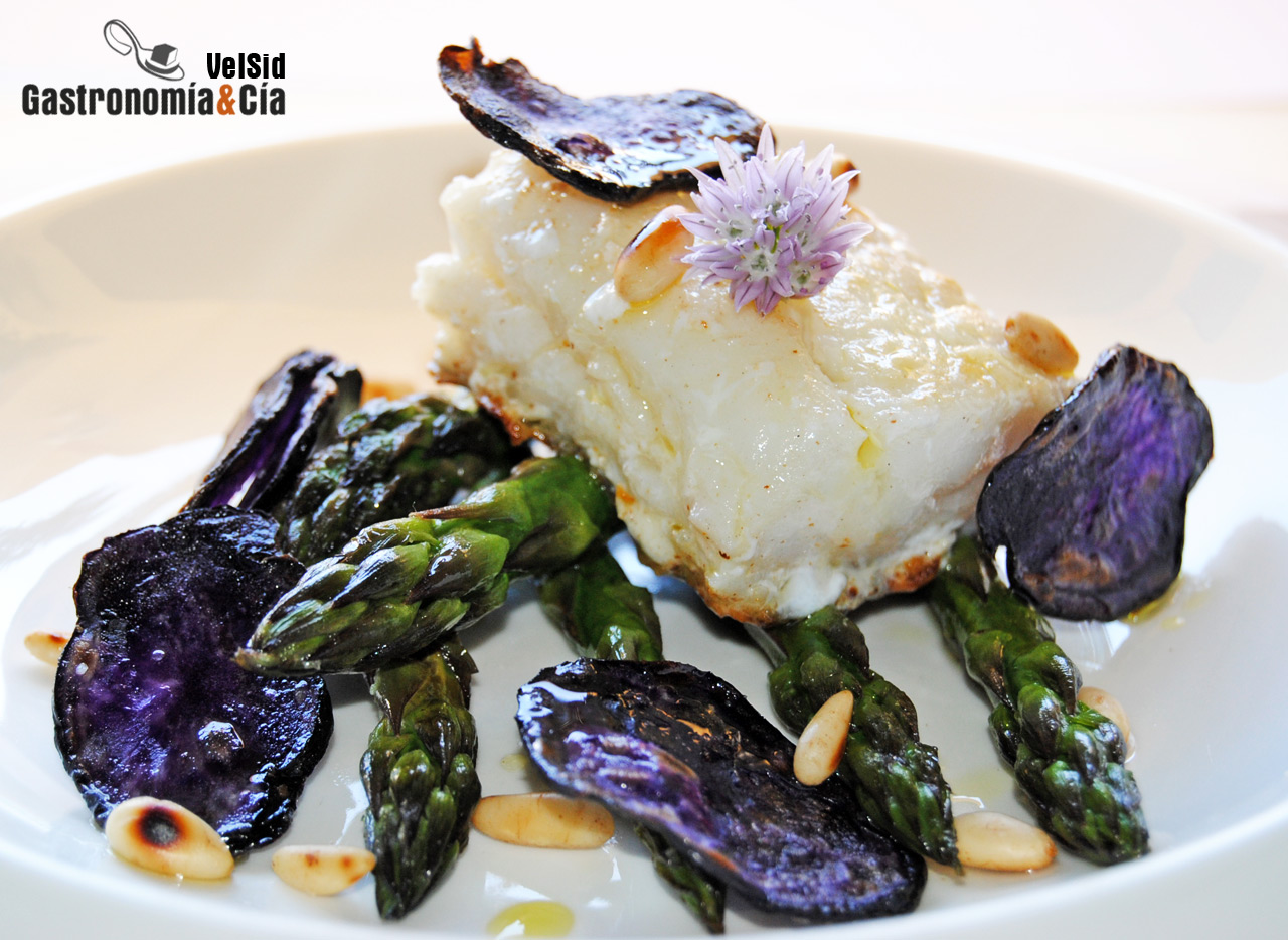 Bacalao con espárragos y chips de patata violeta