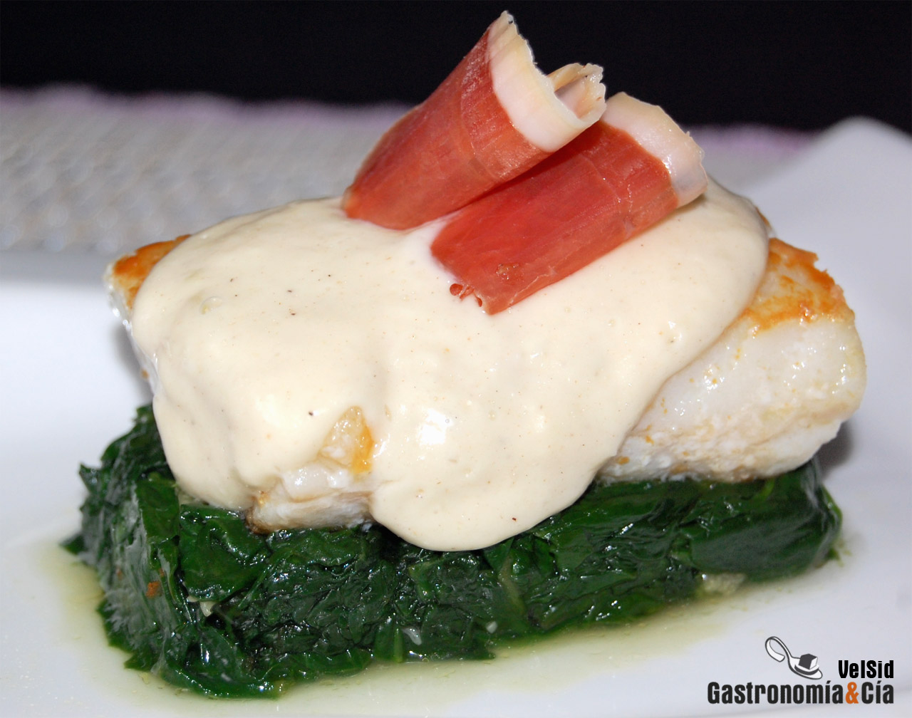 Bacalao con espinacas y bechamel