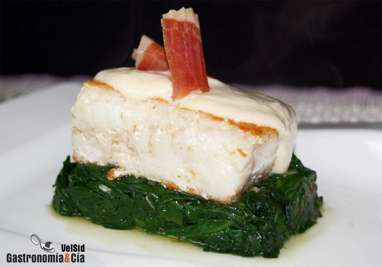 Bacalao con espinacas y bechamel
