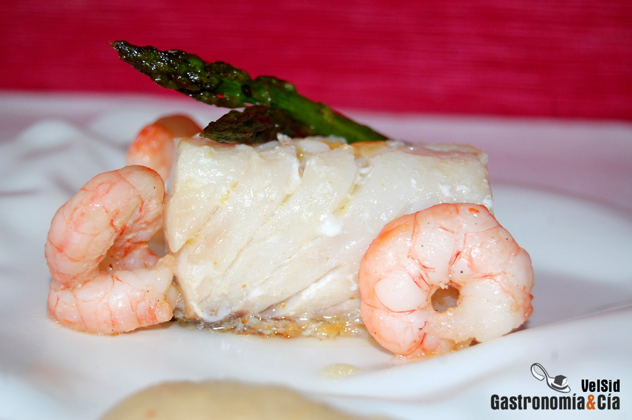 Bacalao con gambas, berenjena y romesco