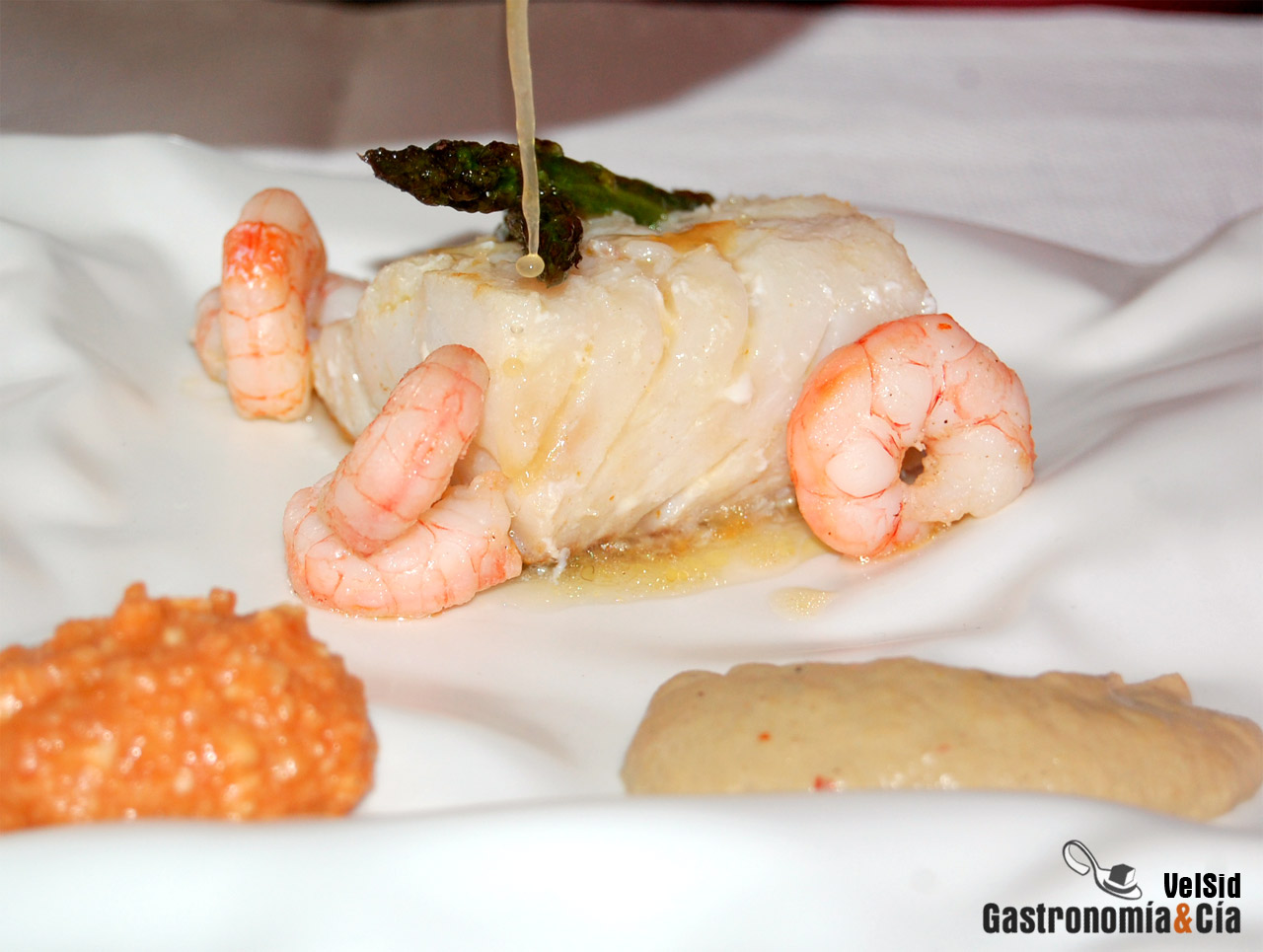 Bacalao con gambas, berenjena y romesco