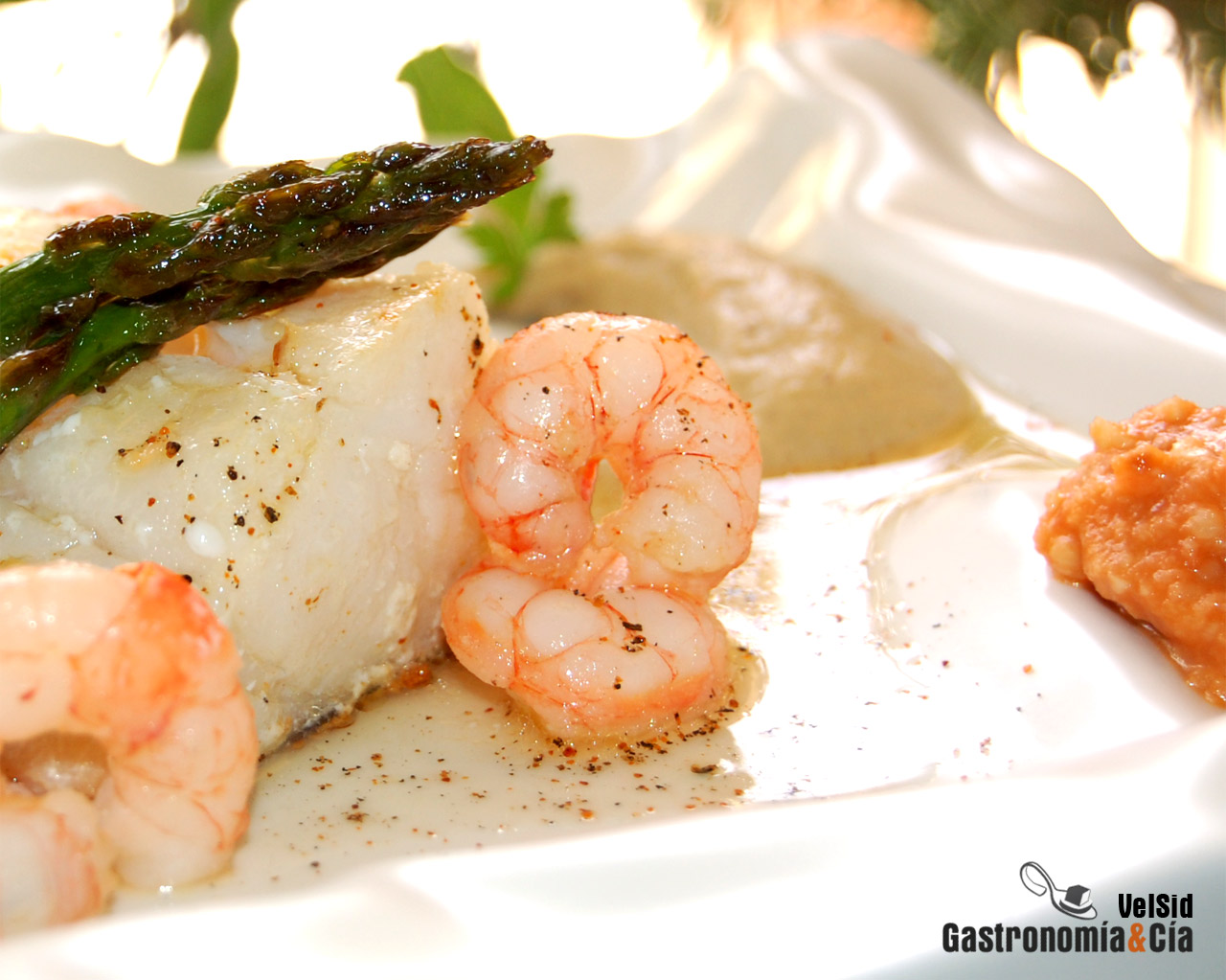 Bacalao con gambas, berenjena y romesco