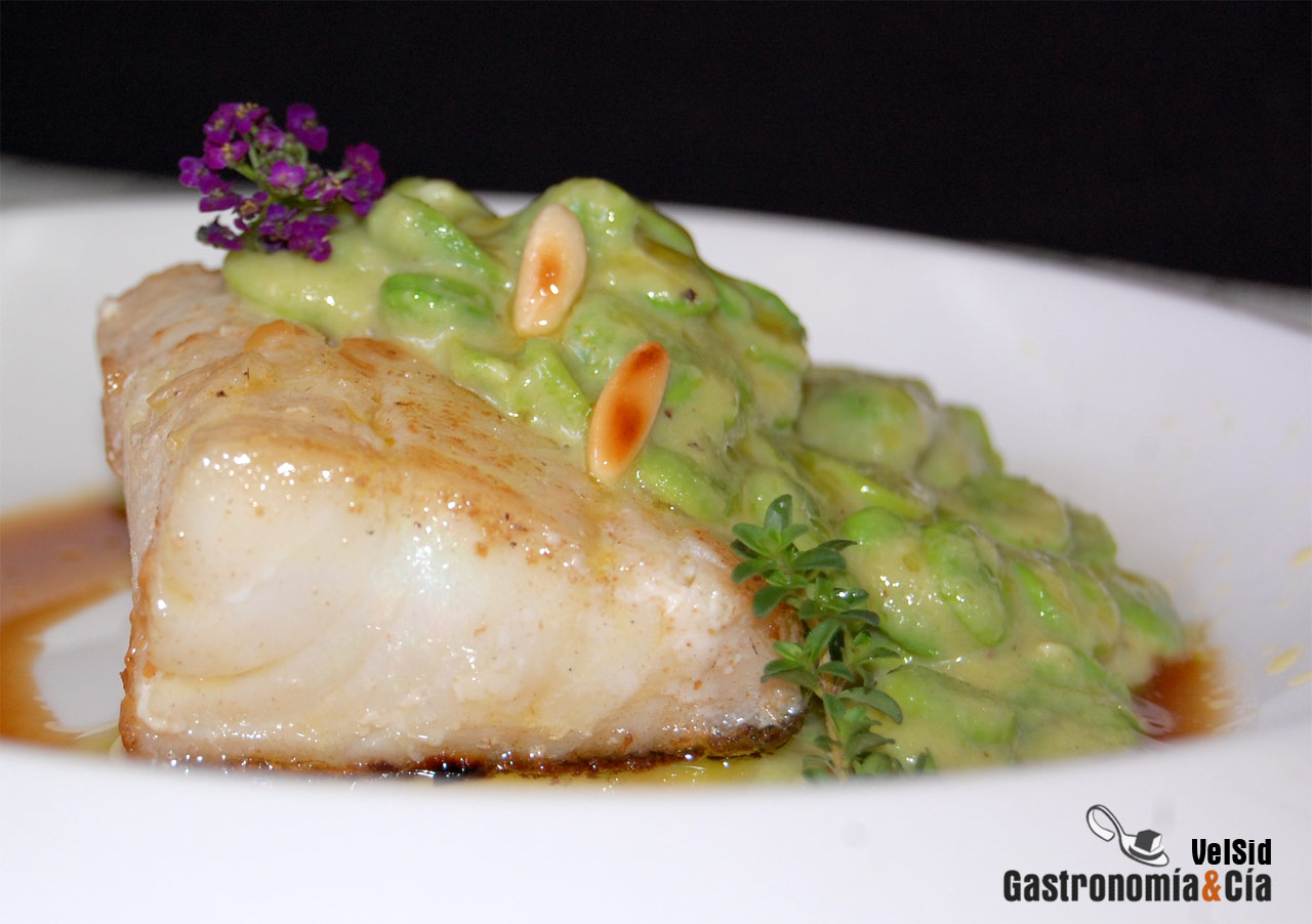 Bacalao con habitas y jugo de miel y tomillo limón