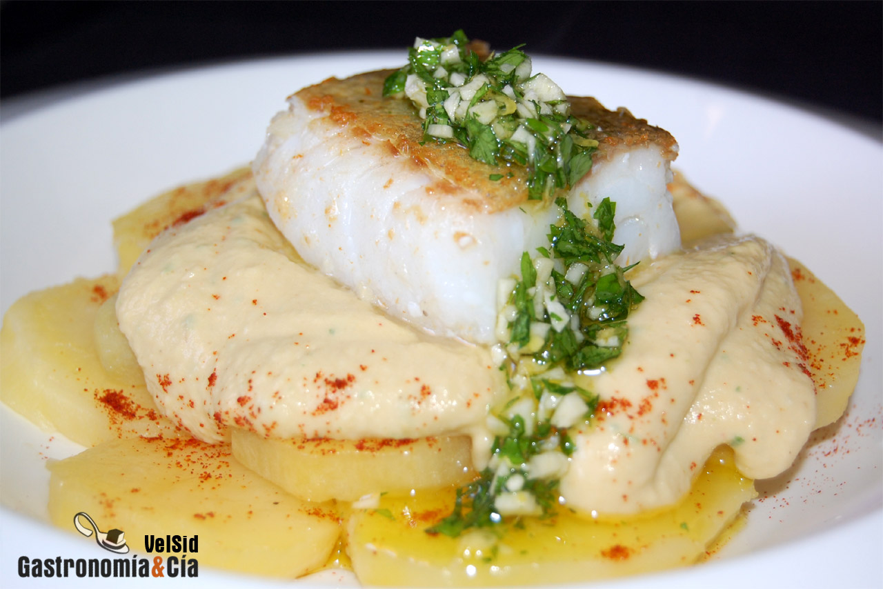 Bacalao con patatas confitadas, hummus y gremolata