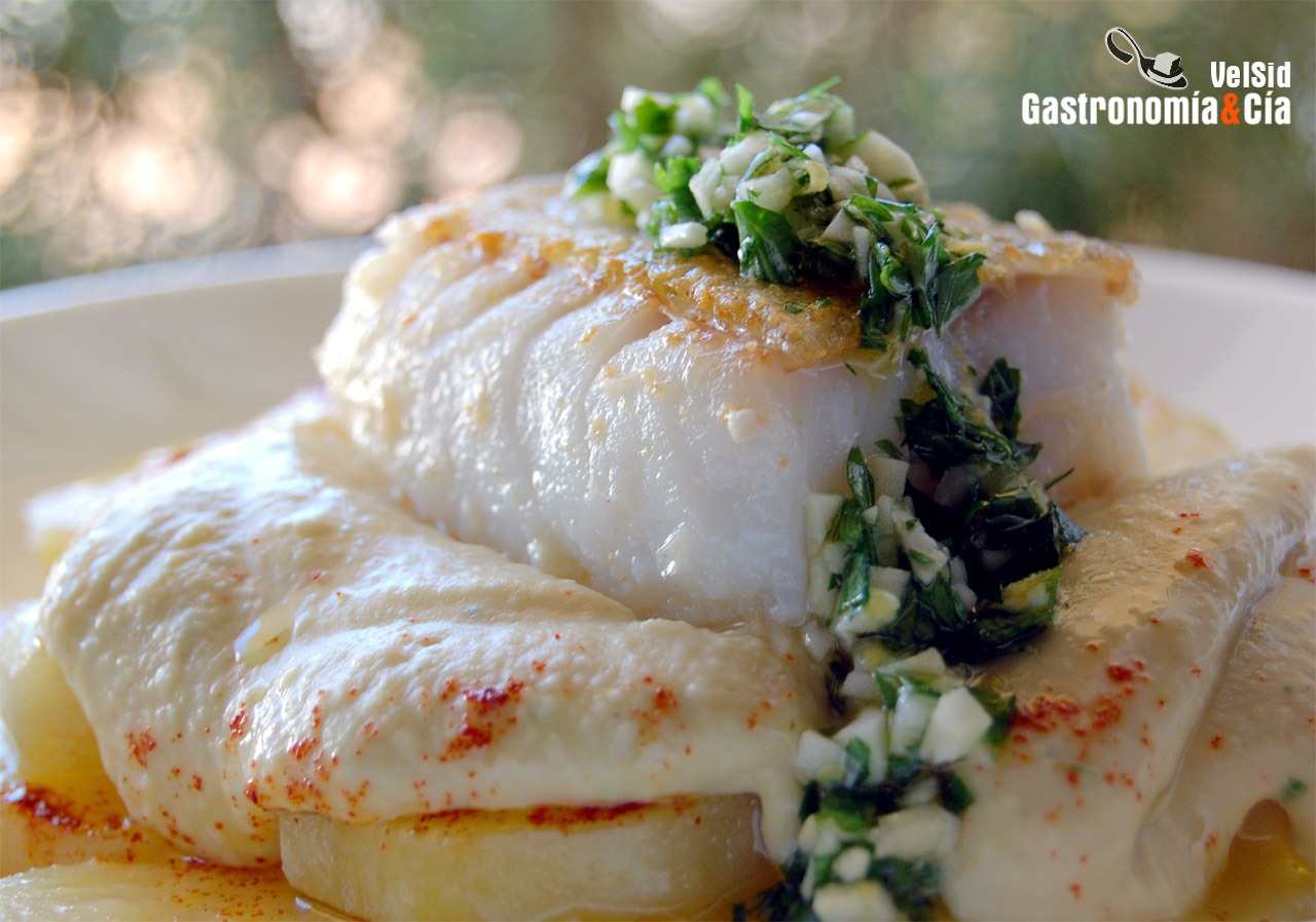 Bacalao con patatas confitadas, hummus y gremolata