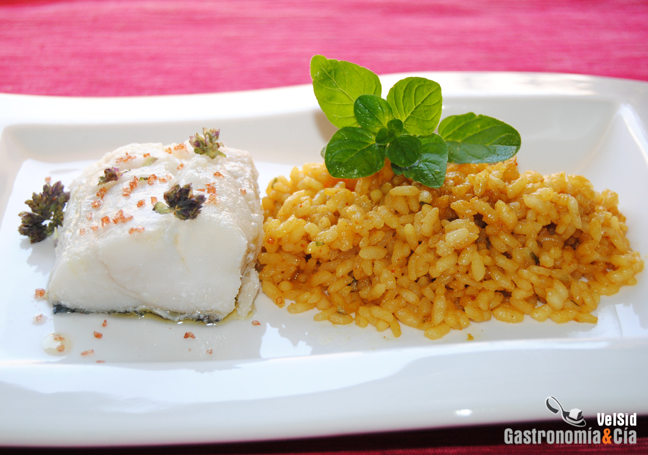 Bacalao escalfado al orégano con arroz a banda