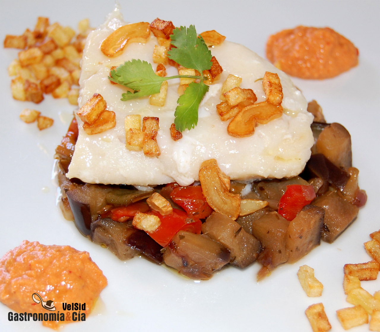Bacalao con pisto y salsa romesco
