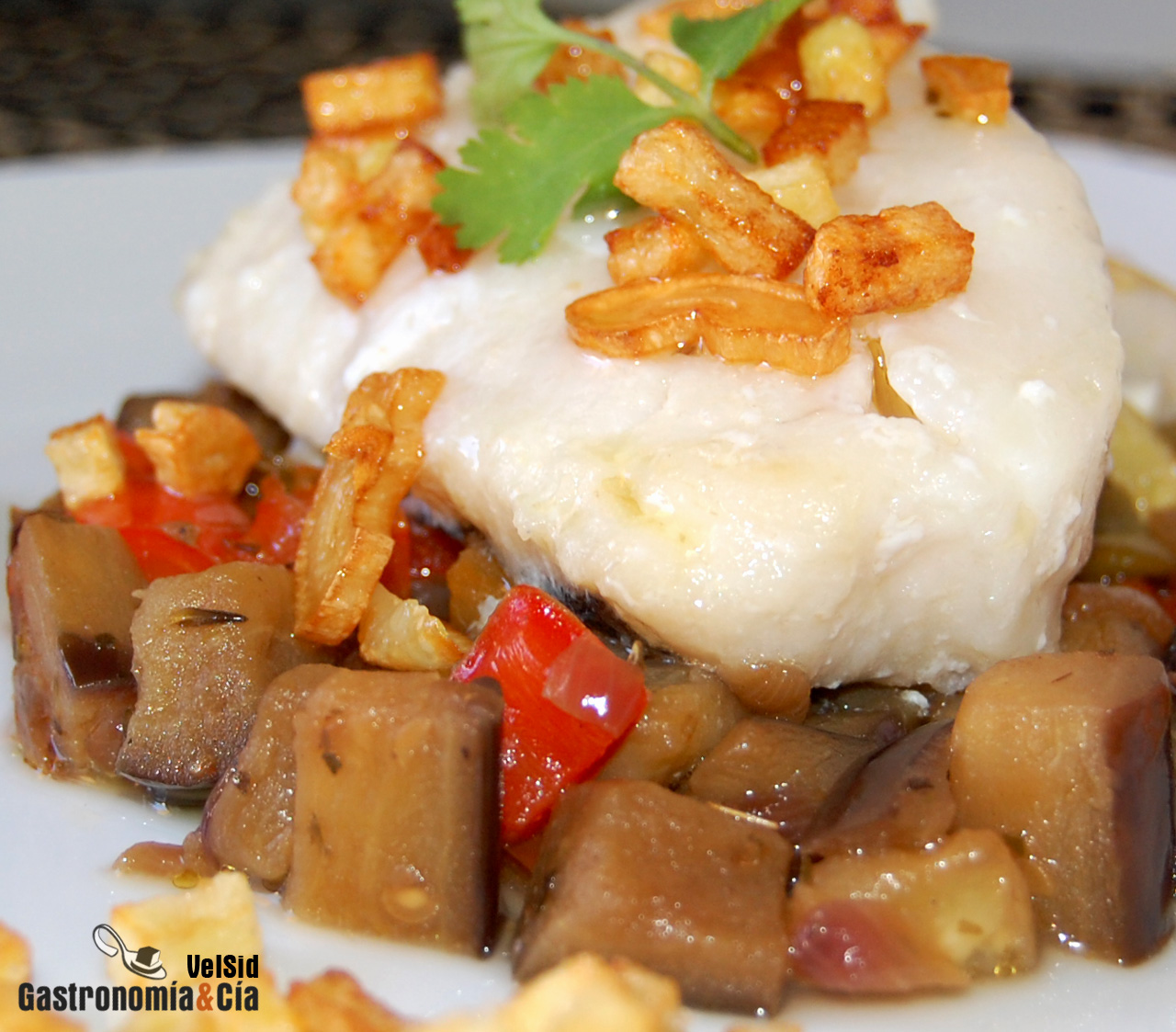 Bacalao con pisto y salsa romesco