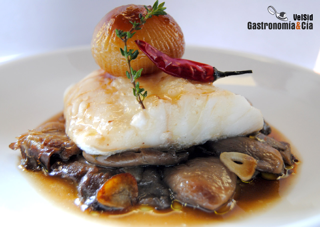 Bacalao con setas y cebollitas glaseadas