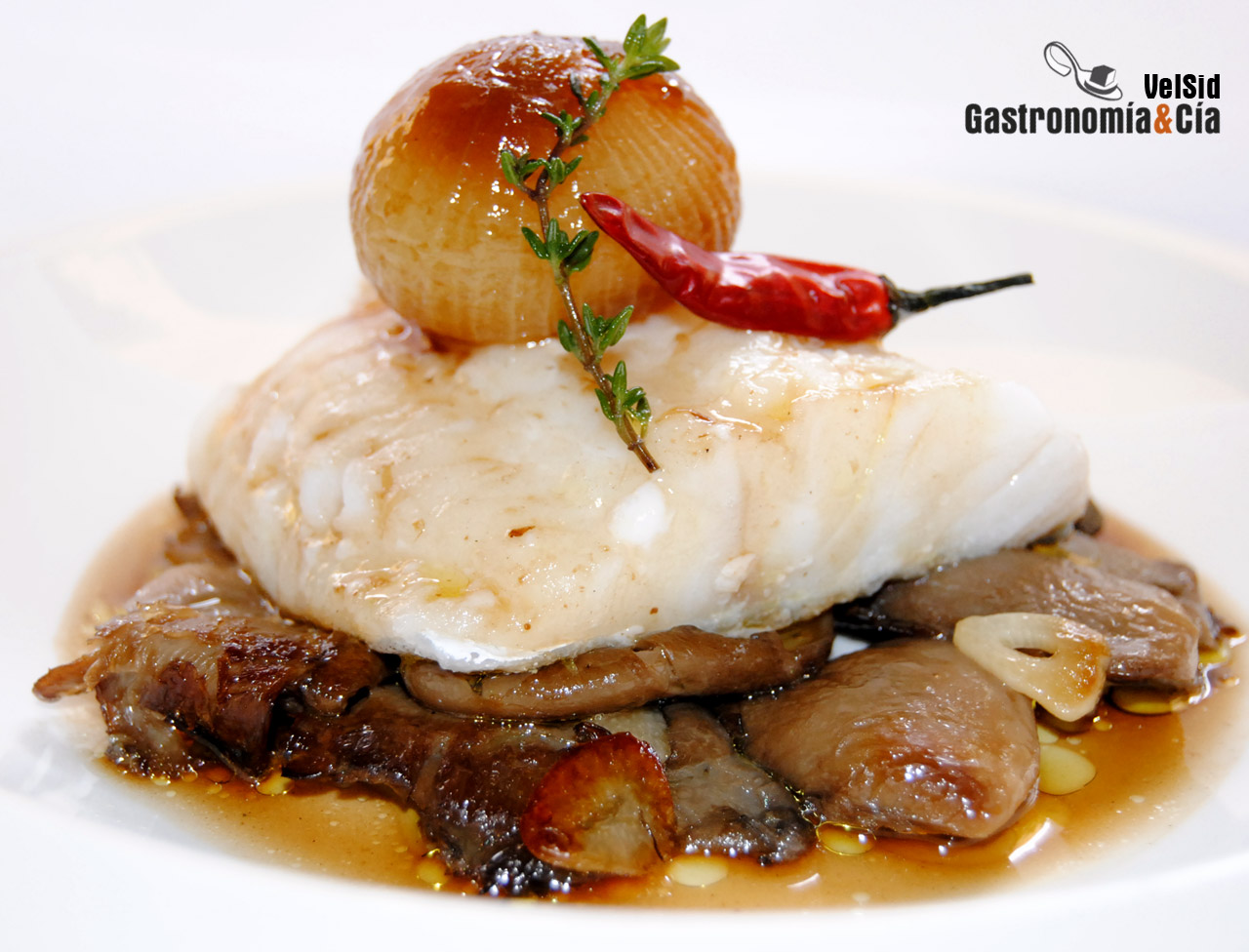 Bacalao con setas y cebollitas glaseadas