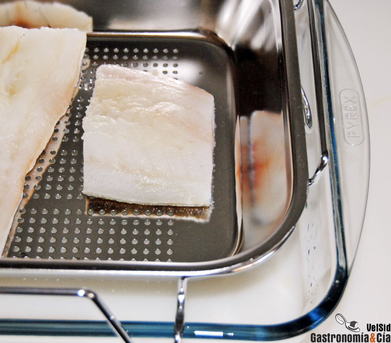 Bacalao al vapor con crema de berenjena y ajo asado