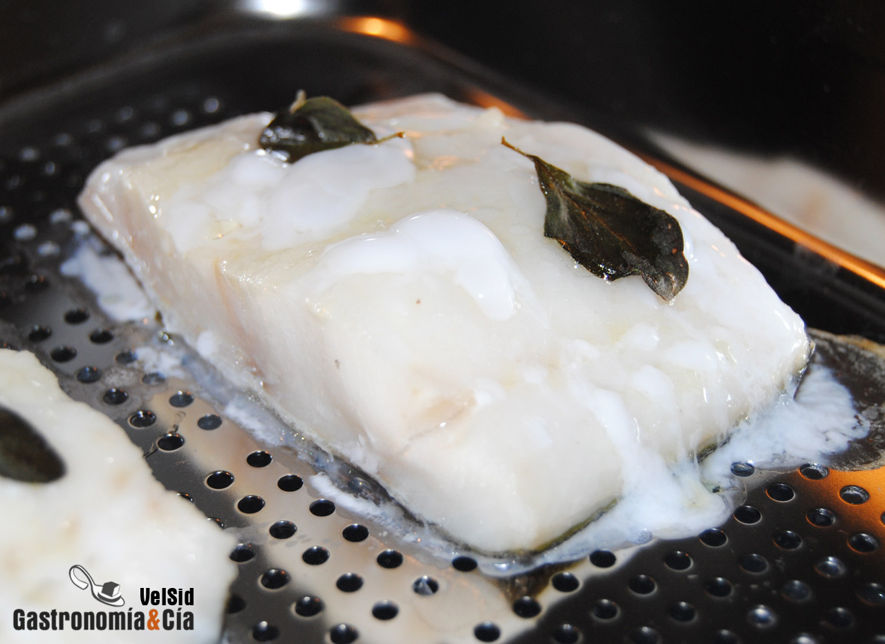 Bacalao al vapor con crema de berenjena y ajo asado