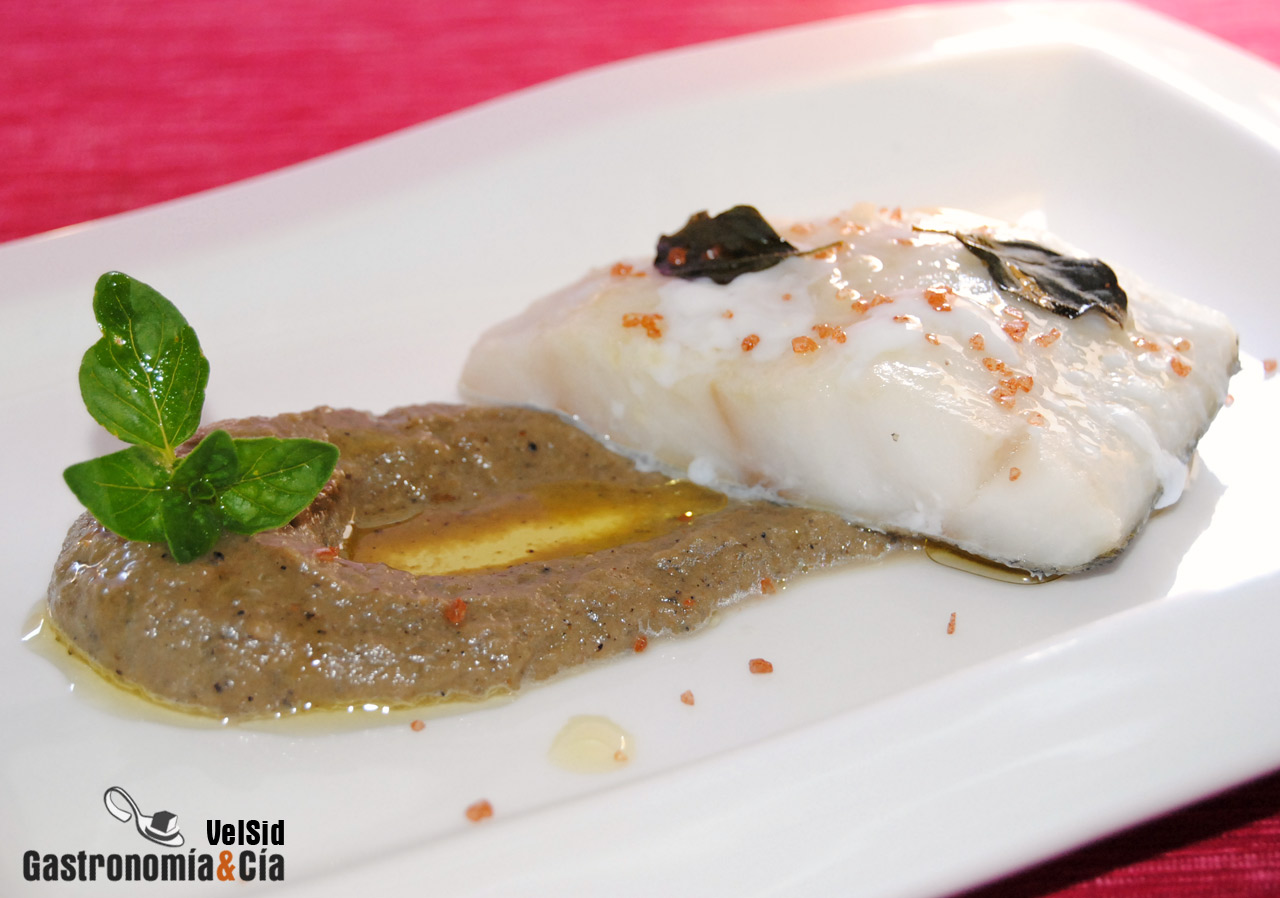 Bacalao al vapor con crema de berenjena y ajo asado