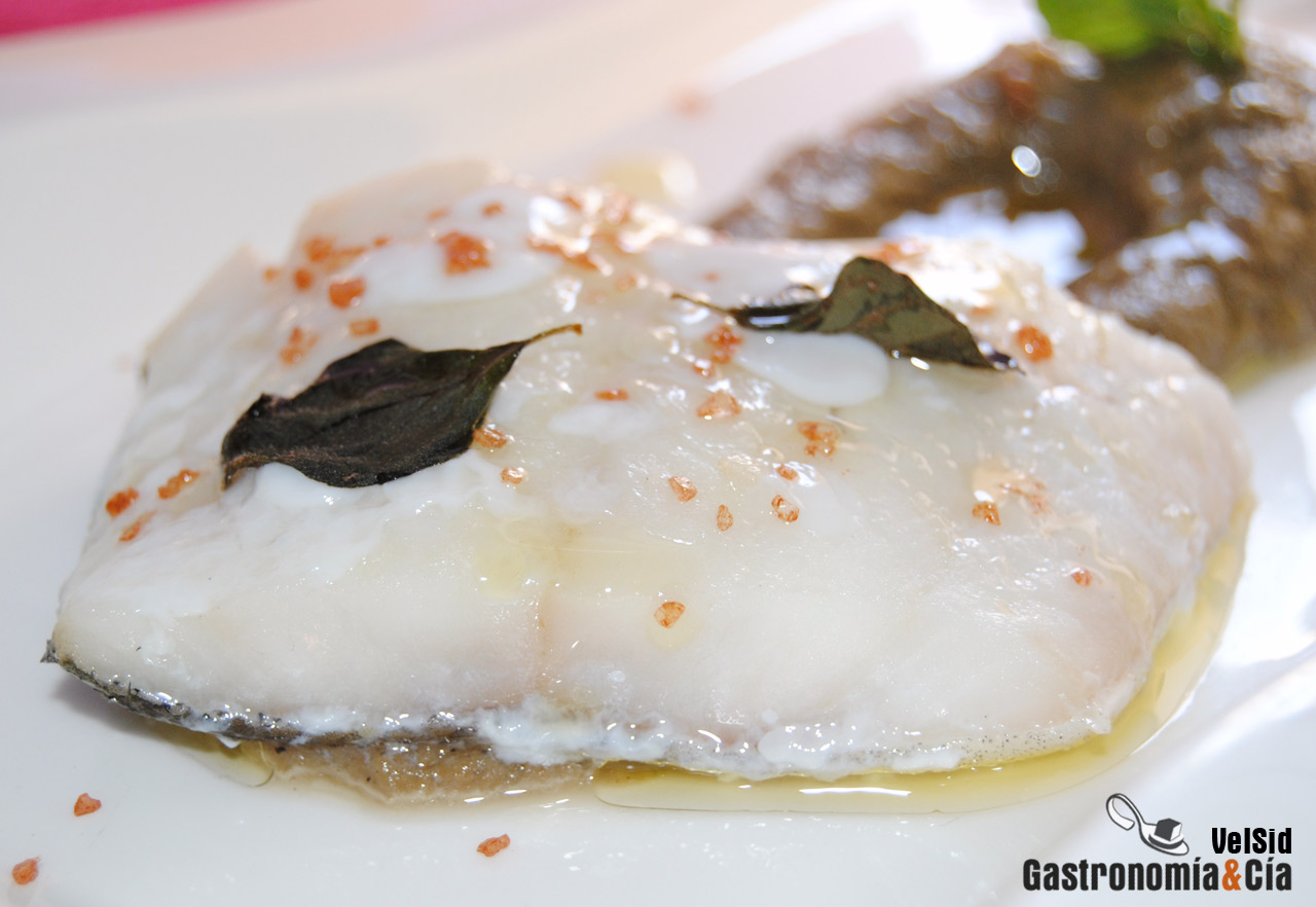 Bacalao al vapor con crema de berenjena y ajo asado