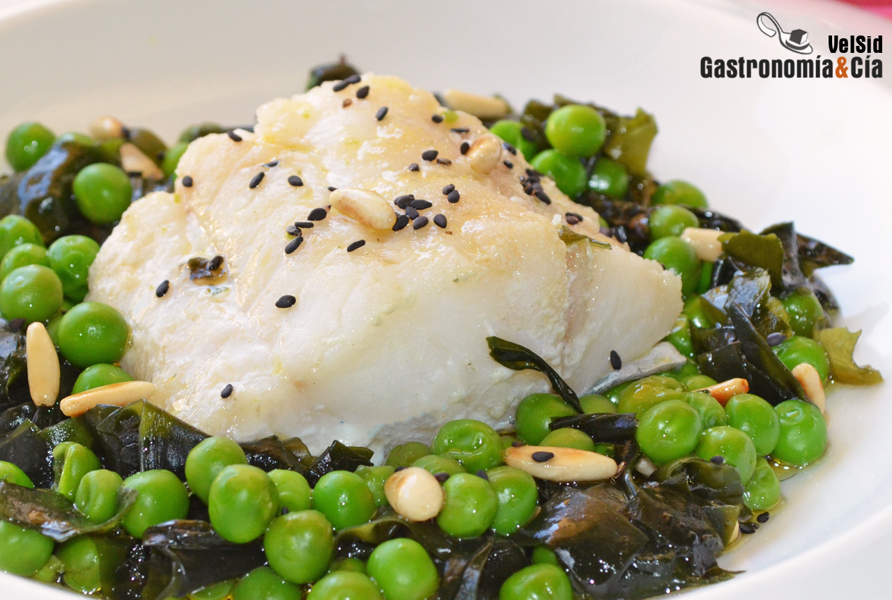 Bacalao con alga wakame y guisantes