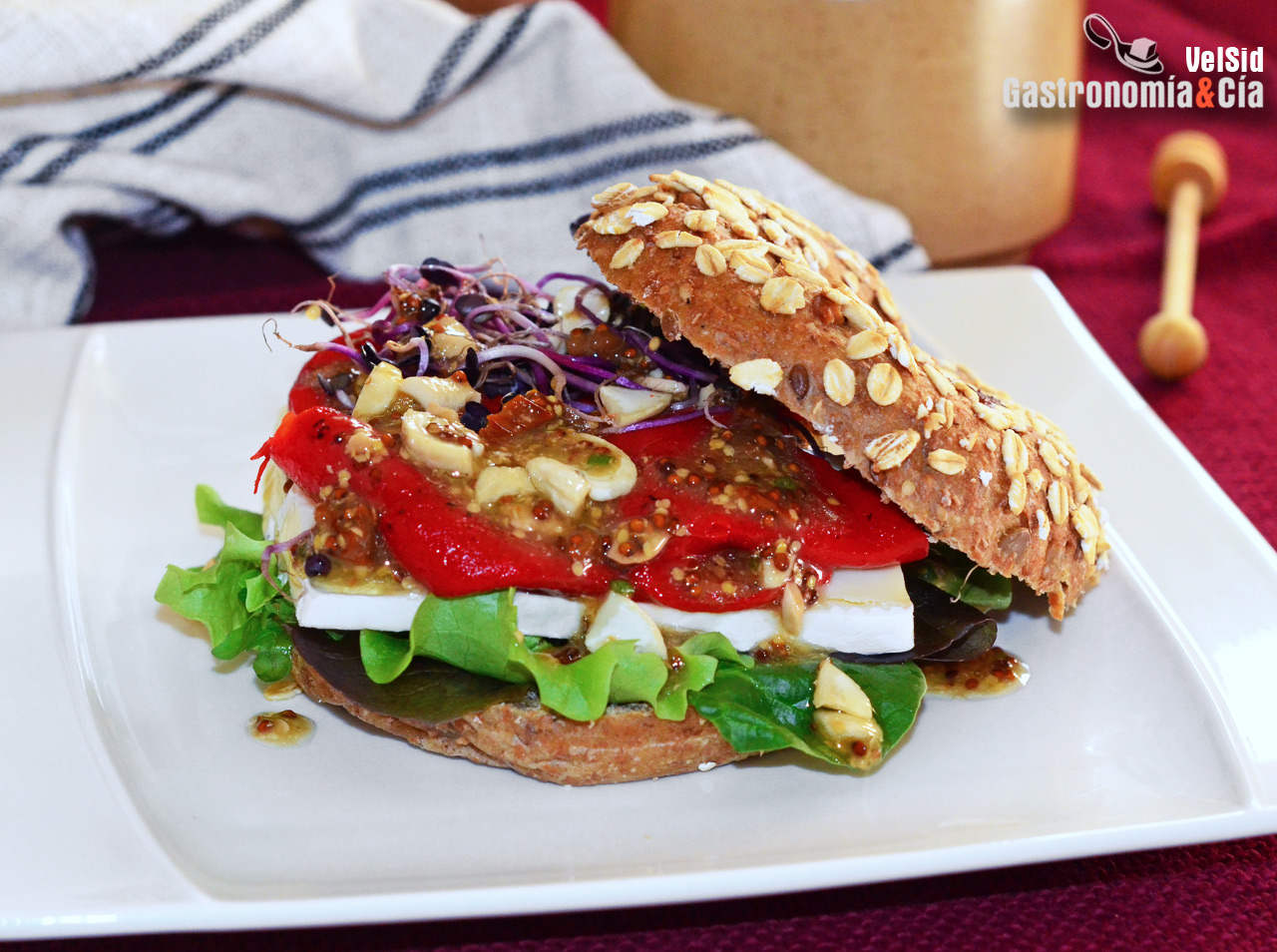 Bagel de queso brie y pimientos