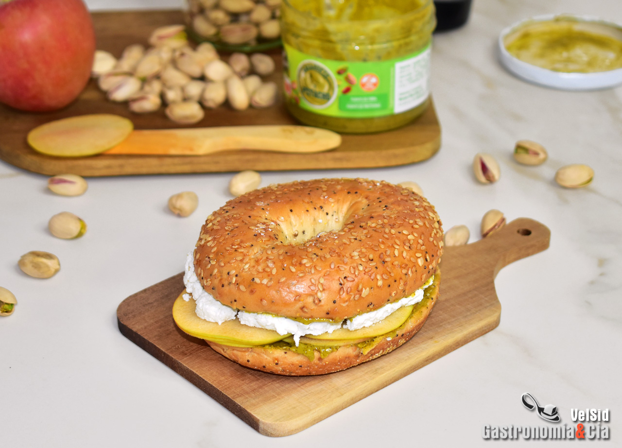 Bagel de requesón, pistacho y manzana