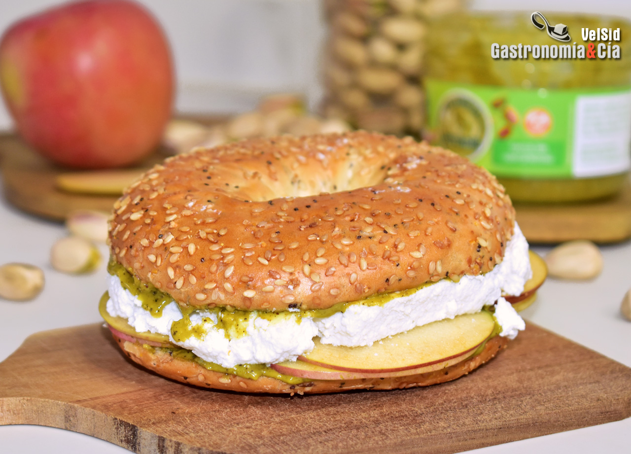 Bagel de requesón, pistacho y manzana