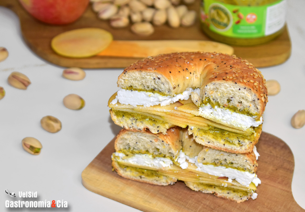 Bagel de requesón, pistacho y manzana
