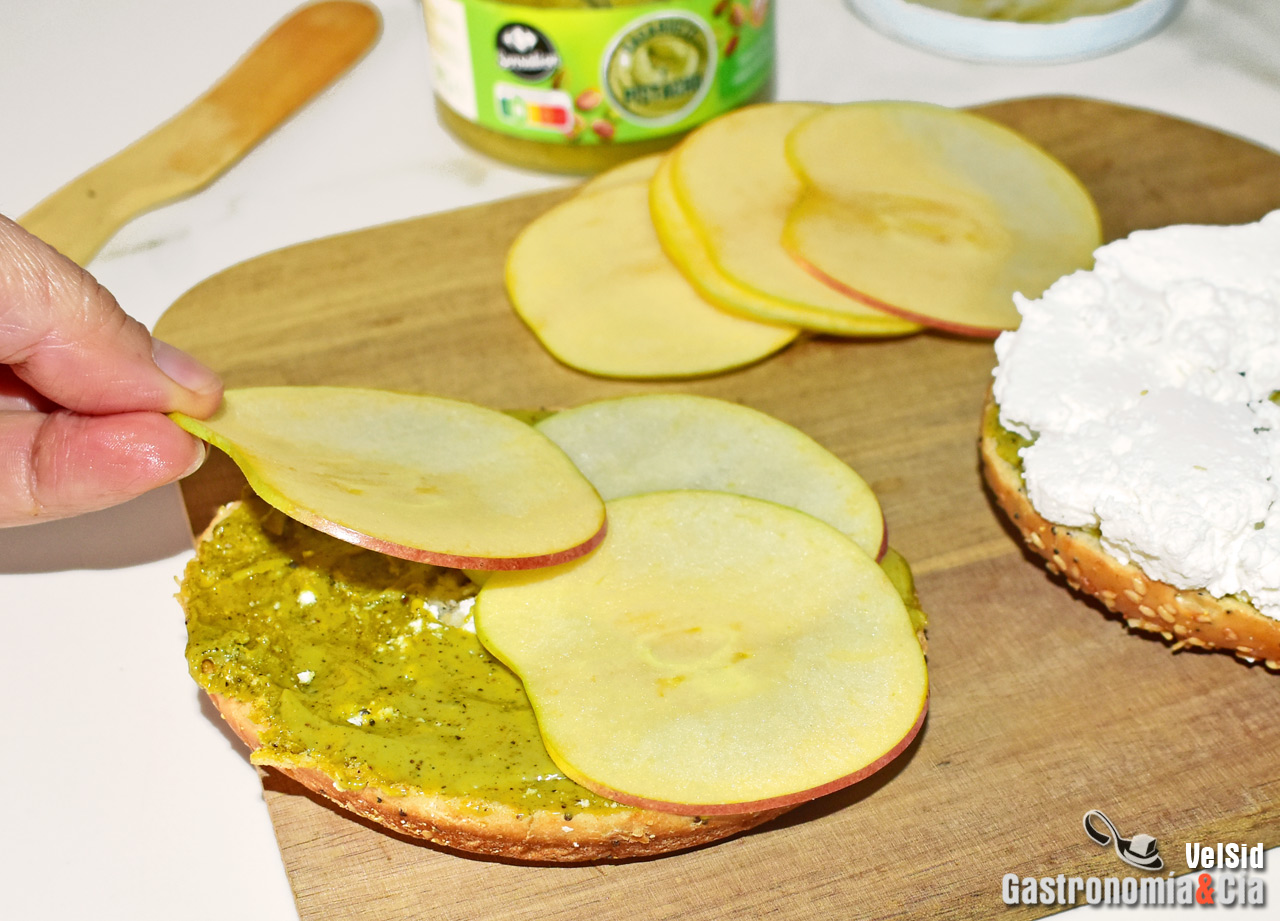 Bagel de requesón, pistacho y manzana