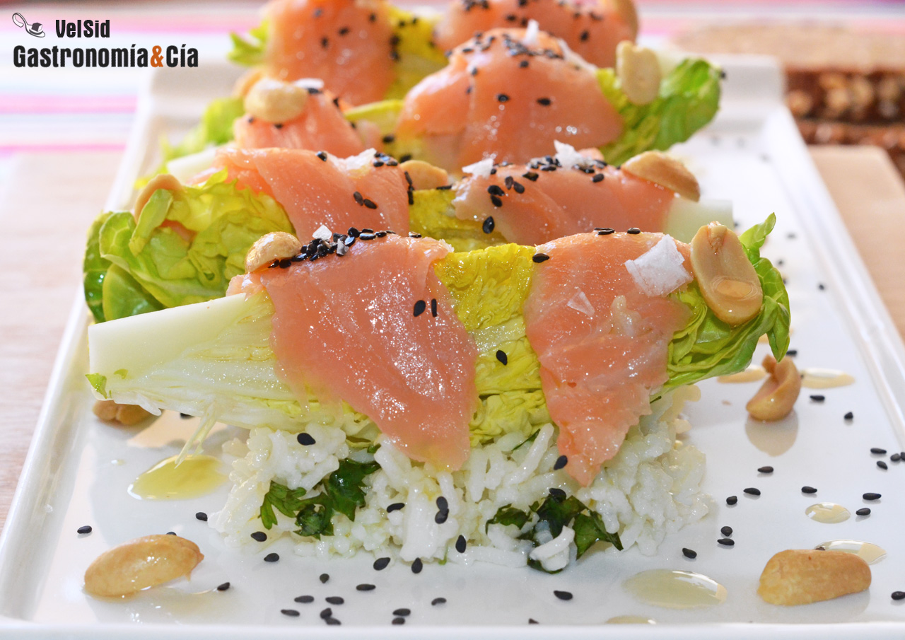 Ensalada de arroz basmati con cogollos, salmón y sésamo