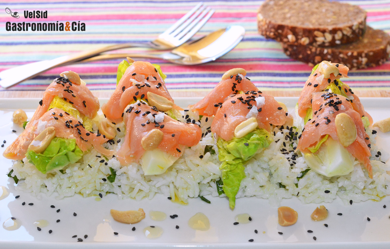 Ensalada de arroz basmati con cogollos, salmón y sésamo