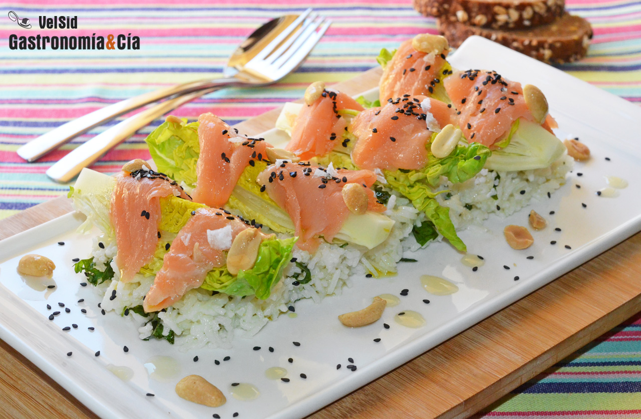 Ensalada de arroz basmati con cogollos, salmón y sésamo
