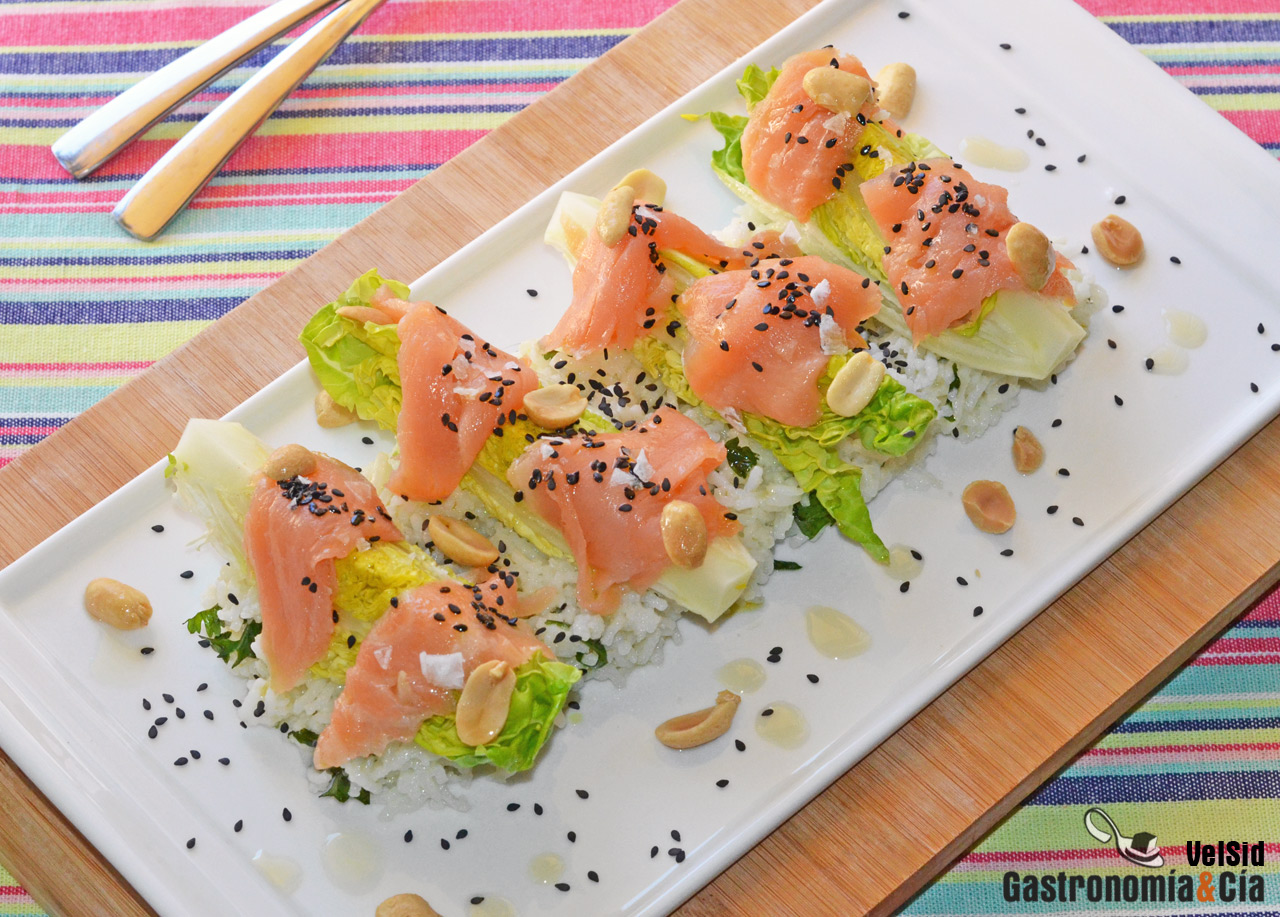 Ensalada de arroz basmati con cogollos, salmón y sésamo