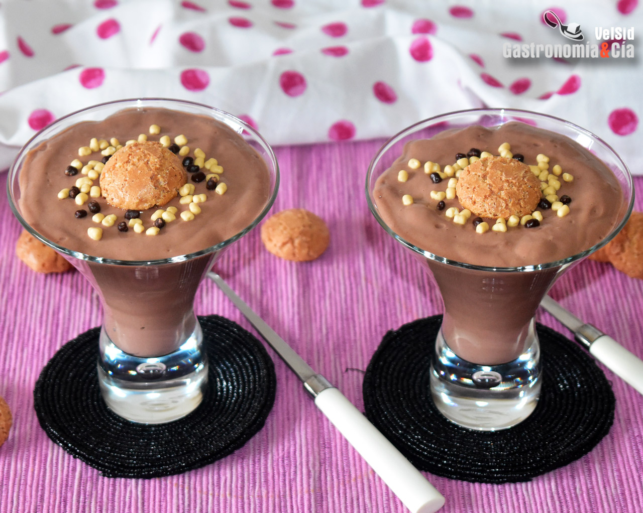 Vasitos de crema bávara o bavarois de moka