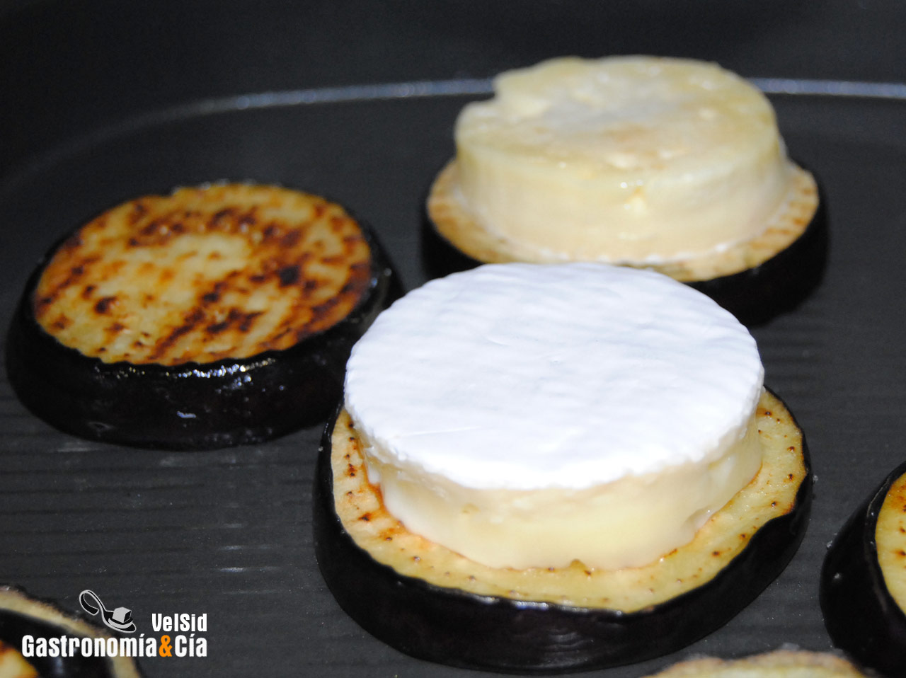 Berenjena, brie y vinagre balsámico de chocolate