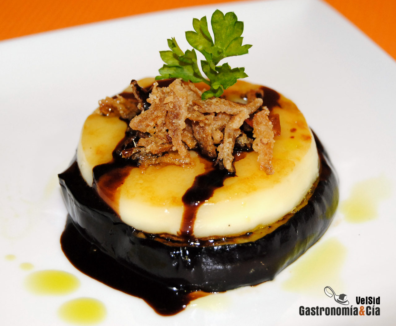 Berenjena, brie y vinagre balsámico de chocolate