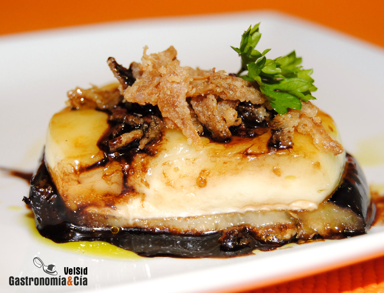 Berenjena, brie y vinagre balsámico de chocolate