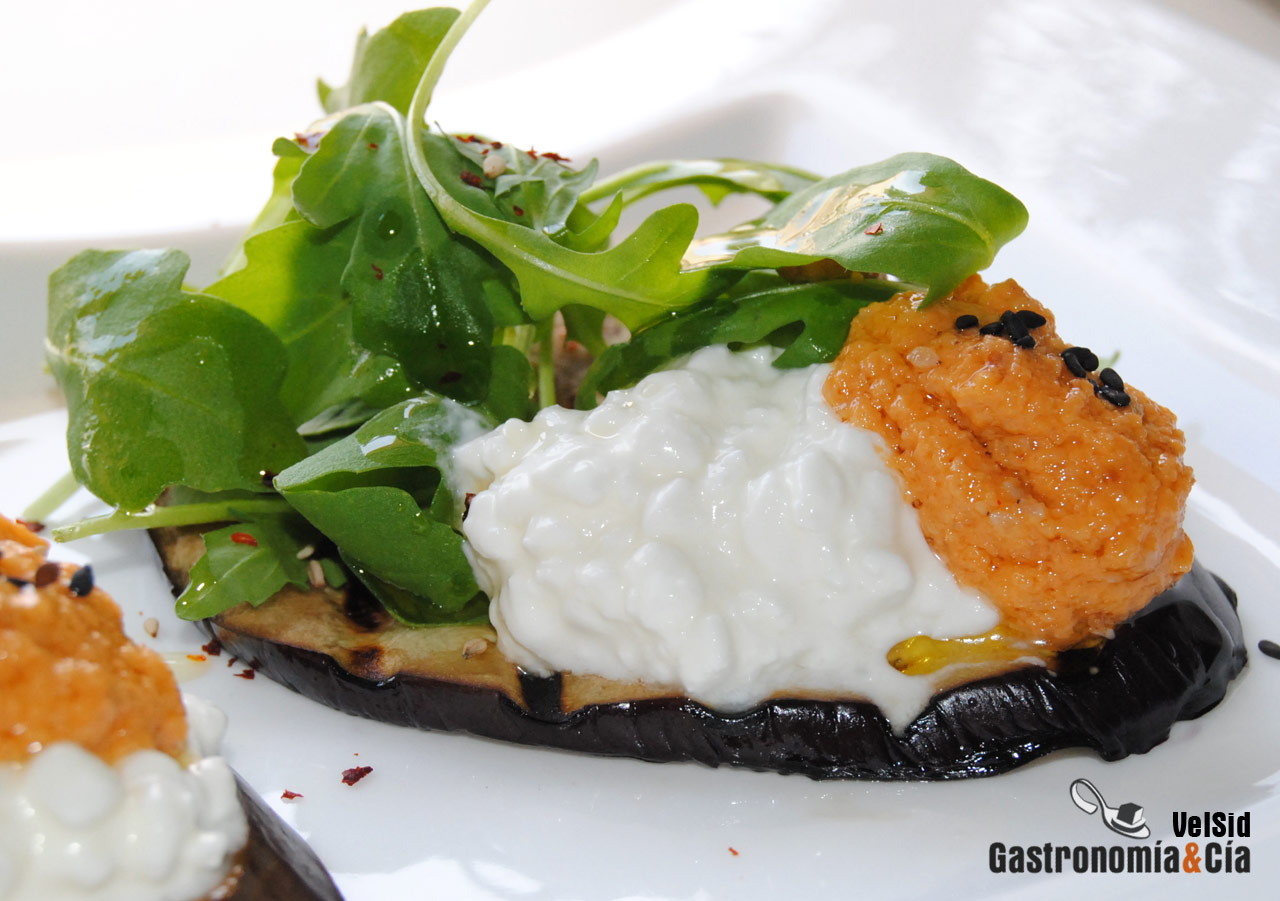 Berenjena a la parrilla con queso cottage