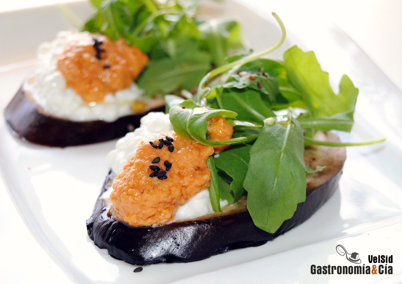 Berenjena a la parrilla con queso cottage