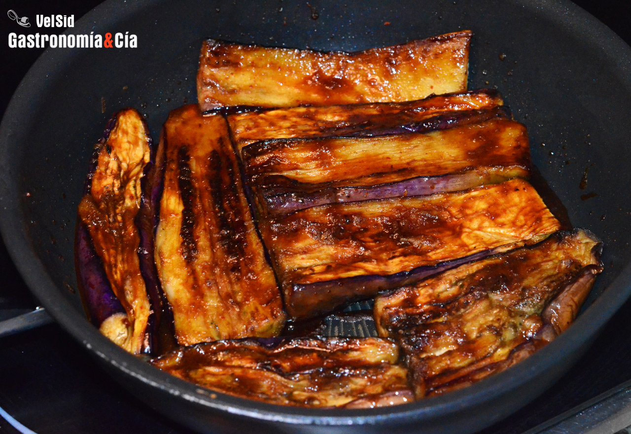 Berenjenas chinas glaseadas con kimchi y soja