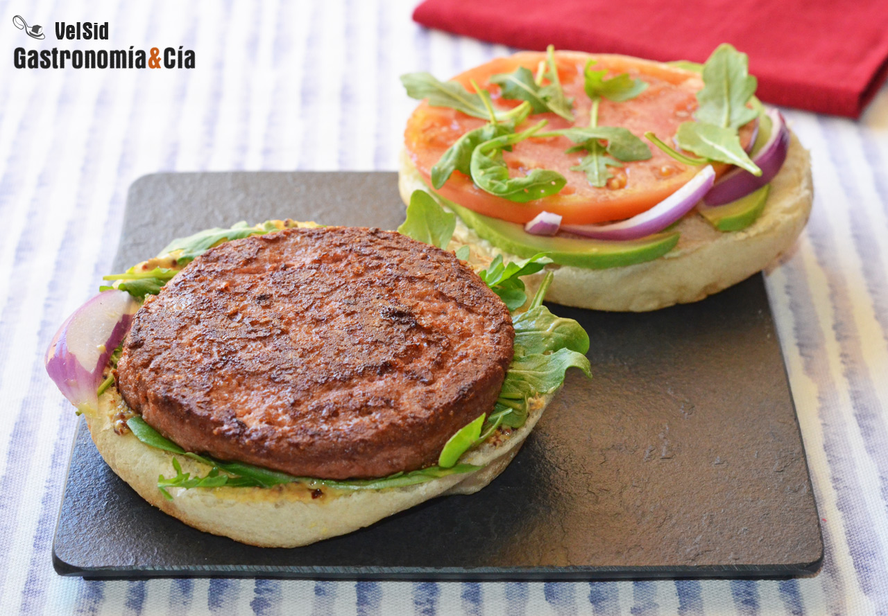 Hamburguesa vegana Beyond Burger con rúcula, aguacate y