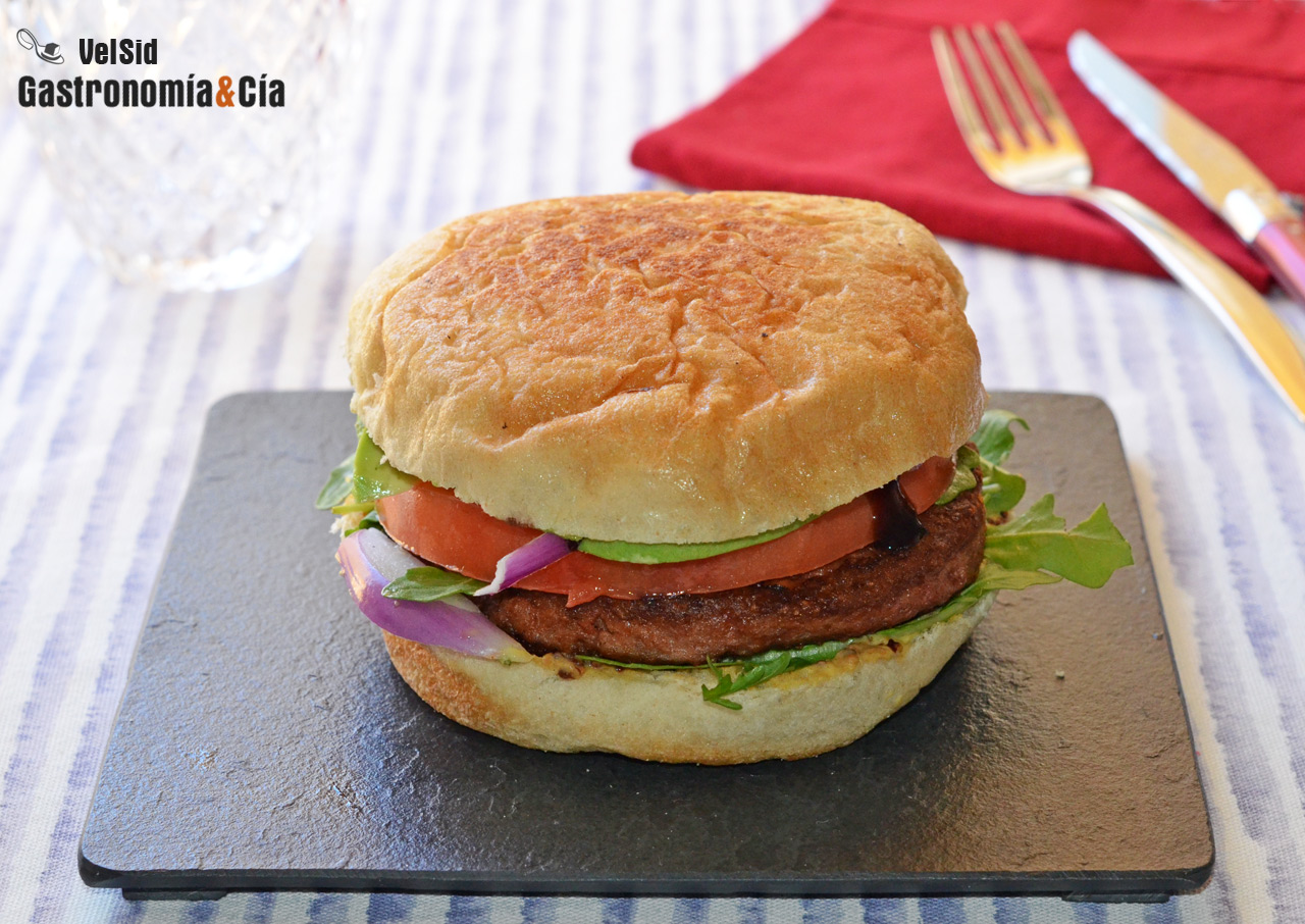 Hamburguesa vegana Beyond Burger con rúcula, aguacate y