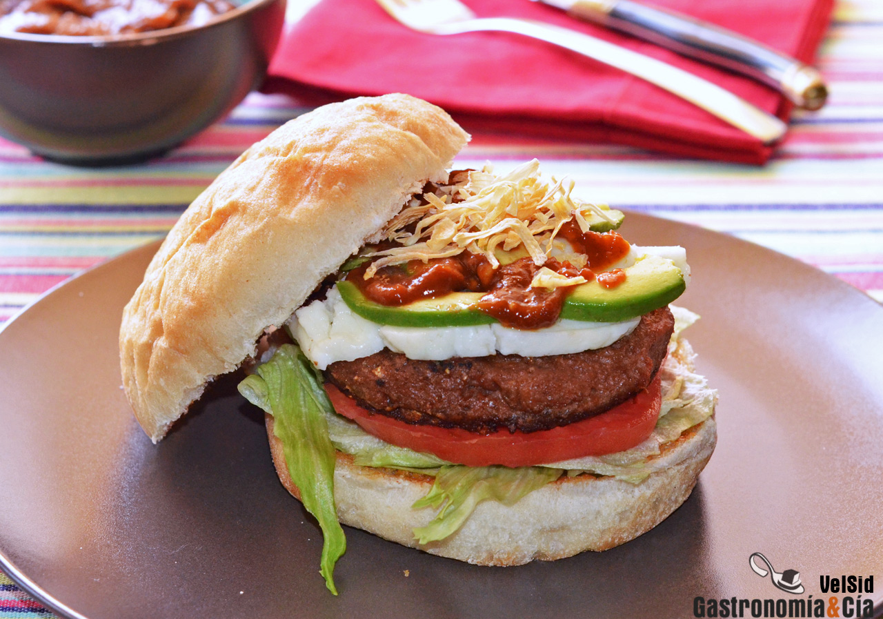 Hamburguesa Beyond Burger con queso vegano y salsa de c