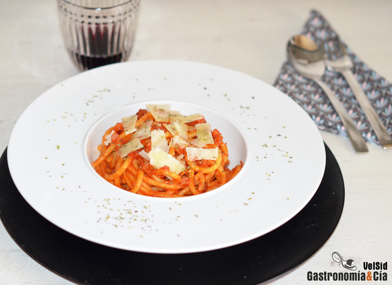 Bigoli con salsa de tomate y panceta ahumada