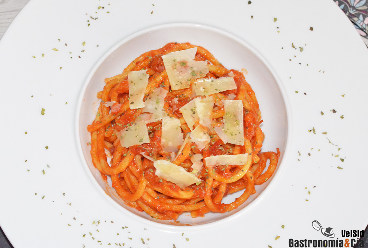 Bigoli con salsa de tomate y panceta ahumada