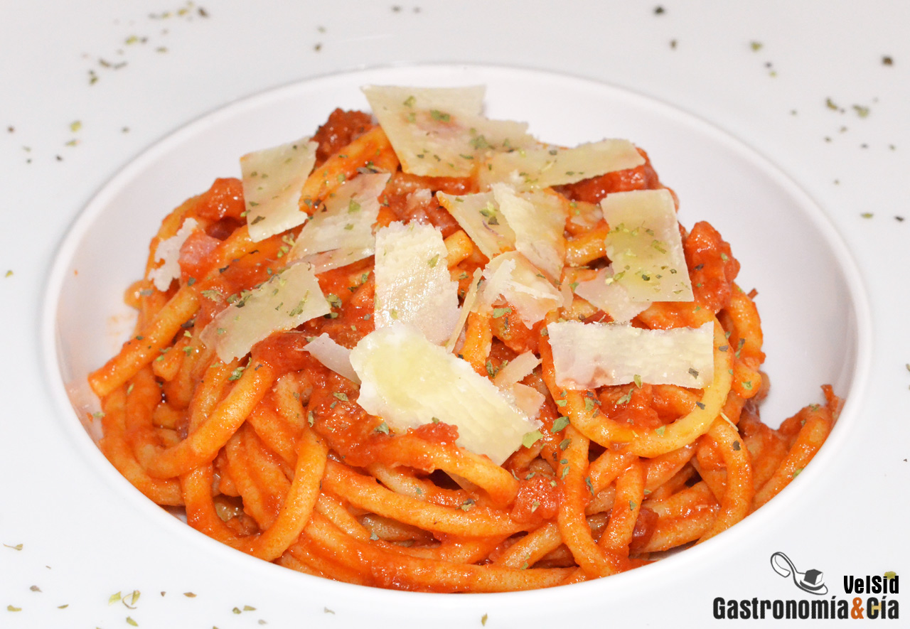 Bigoli con salsa de tomate y panceta ahumada