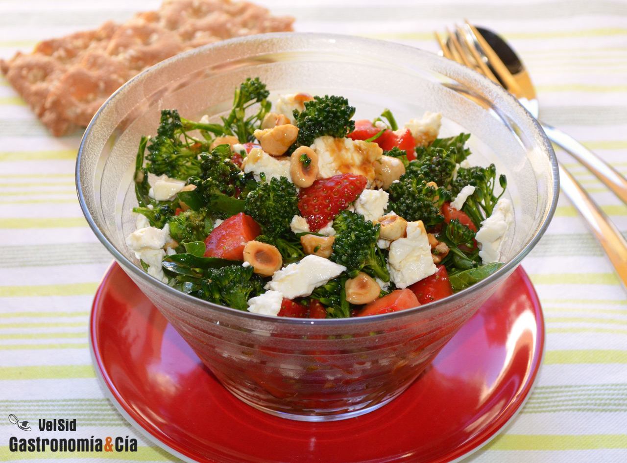 Ensalada de bimi con fresas y vinagreta de soja dulce