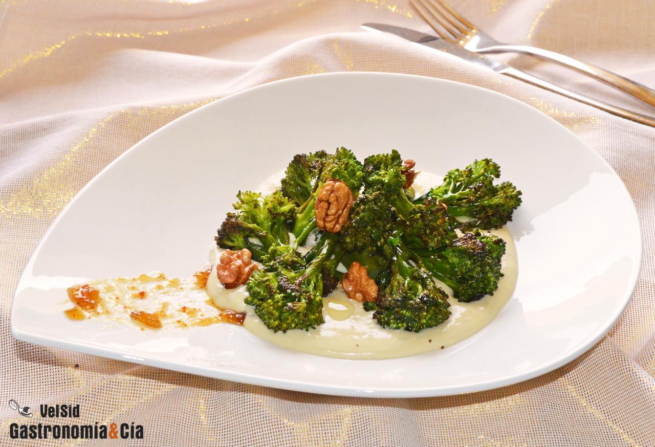 Bimi con salsa de queso azul y confitura de higos