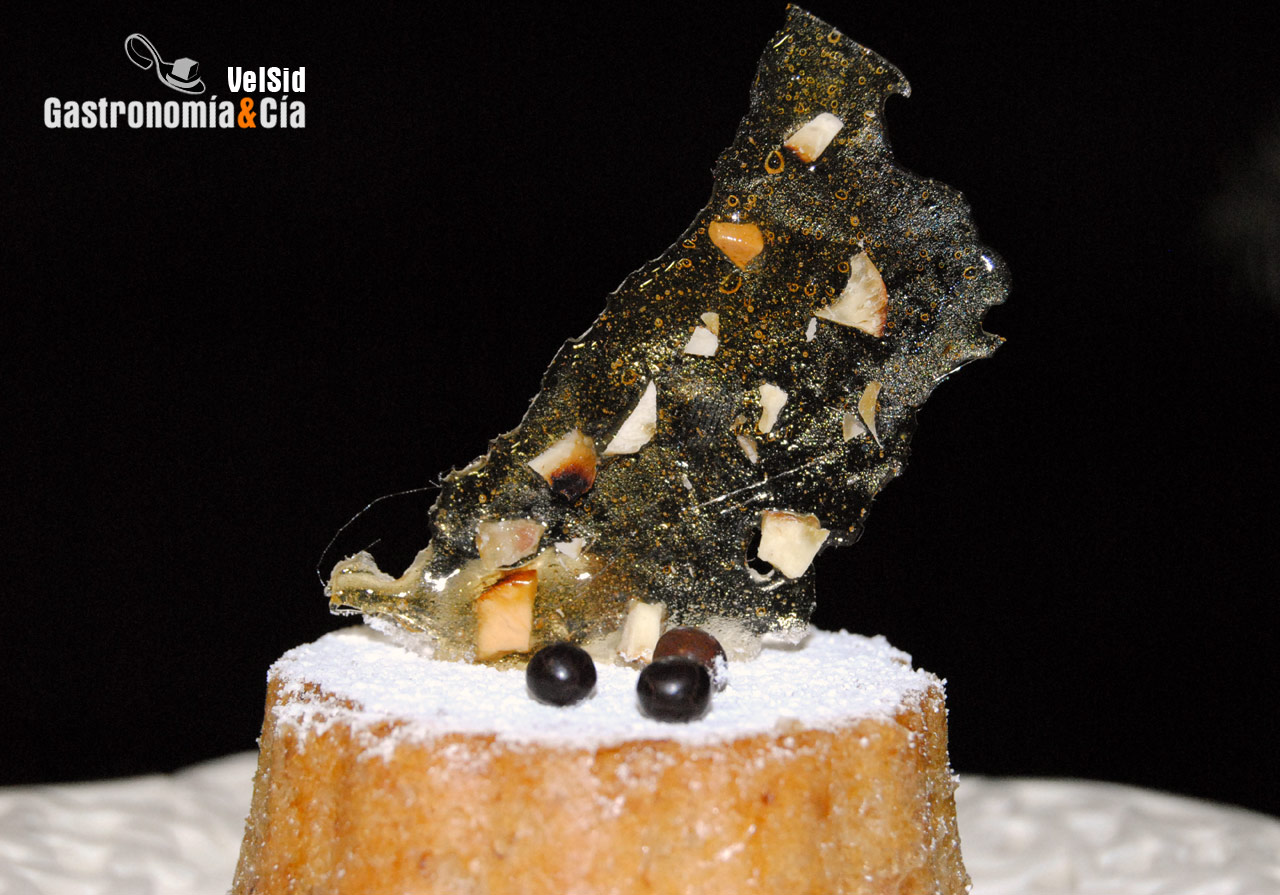 Bizcocho de castañas con salsa de ron