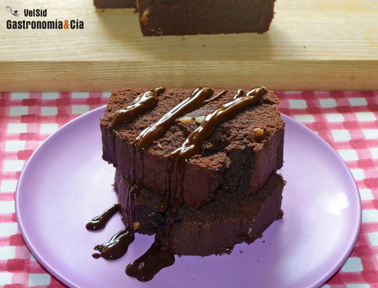 Bizcocho de chocolate con avellanas y nueces