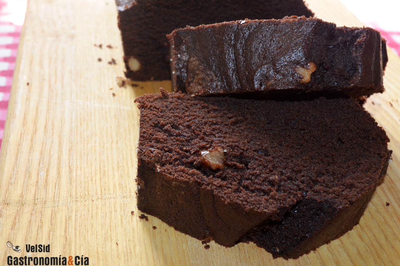 Bizcocho de chocolate con avellanas y nueces