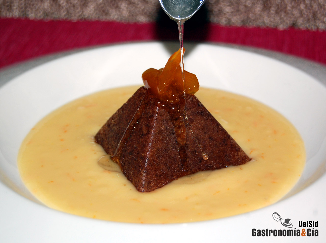 Pirámide de chocolate con sopa de naranja y jengibre