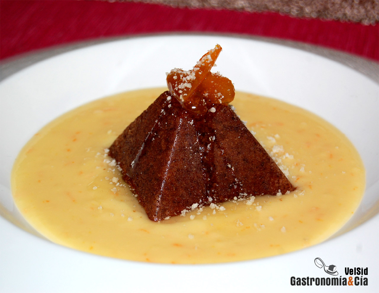 Pirámide de chocolate con sopa de naranja y jengibre