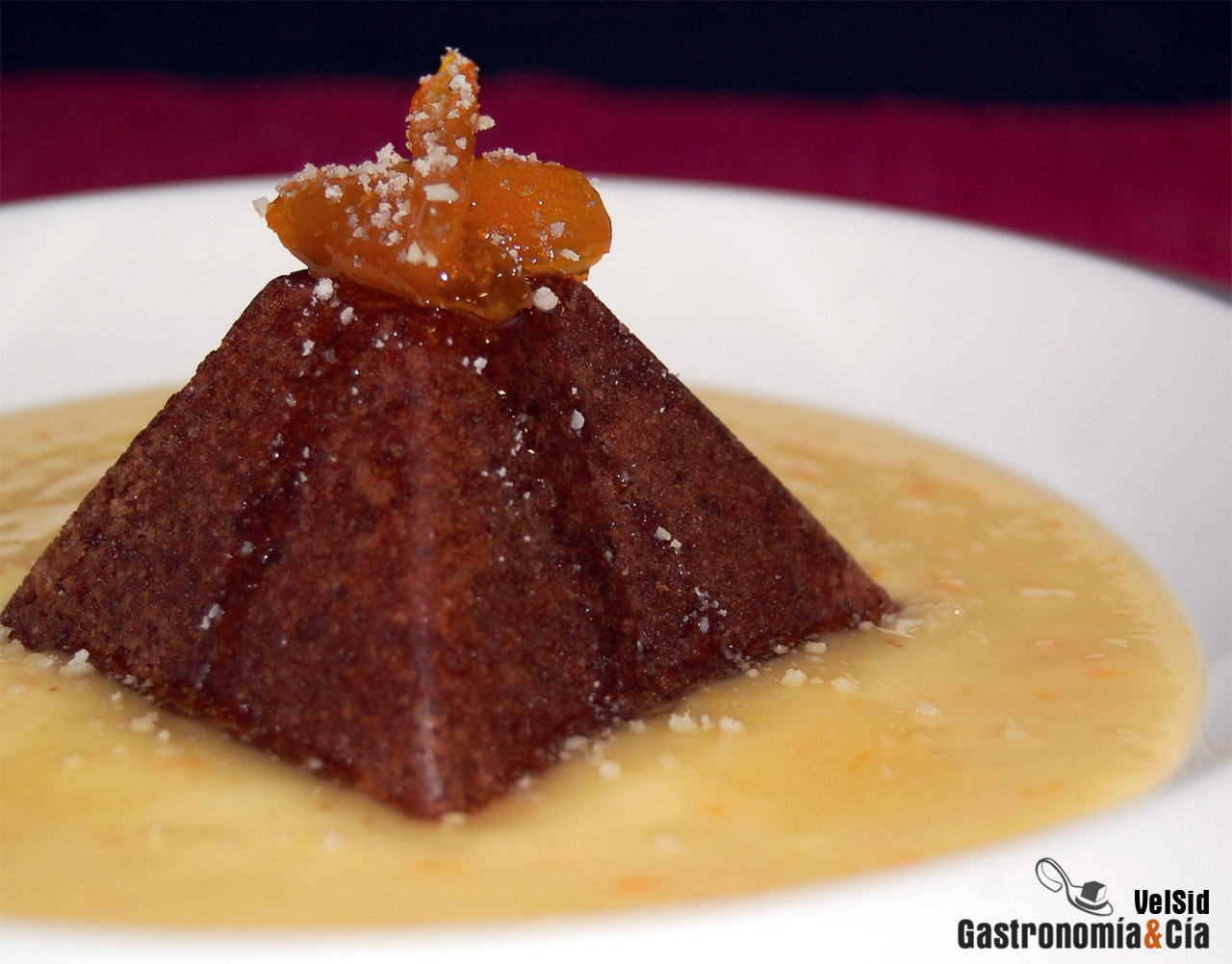 Pirámide de chocolate con sopa de naranja y jengibre