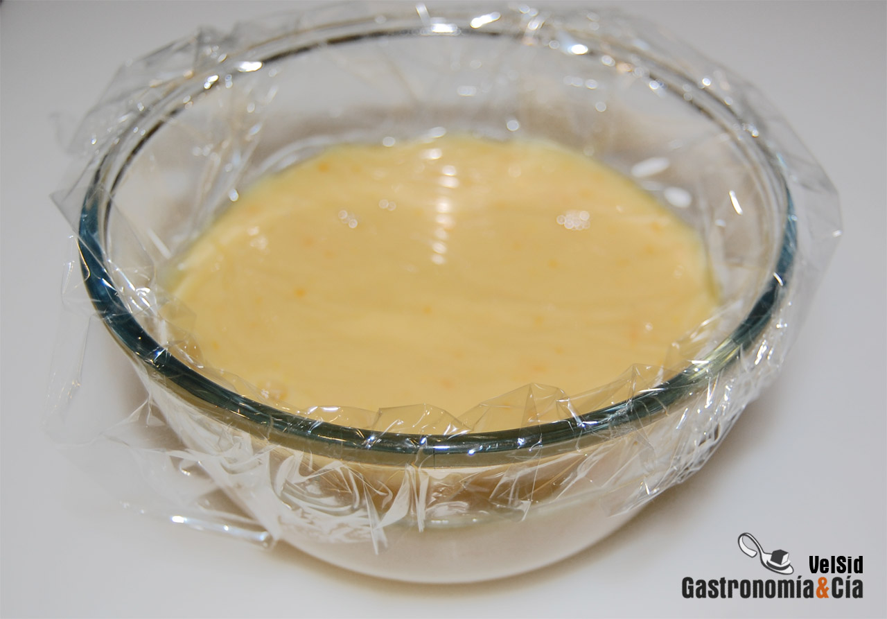 Pirámide de chocolate con sopa de naranja y jengibre